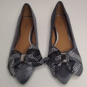 Size 10 Shoedazzle Grey / Silver pointed flats with studded bows